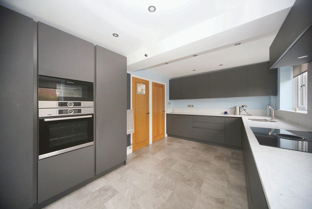 Property photo 3 of 28