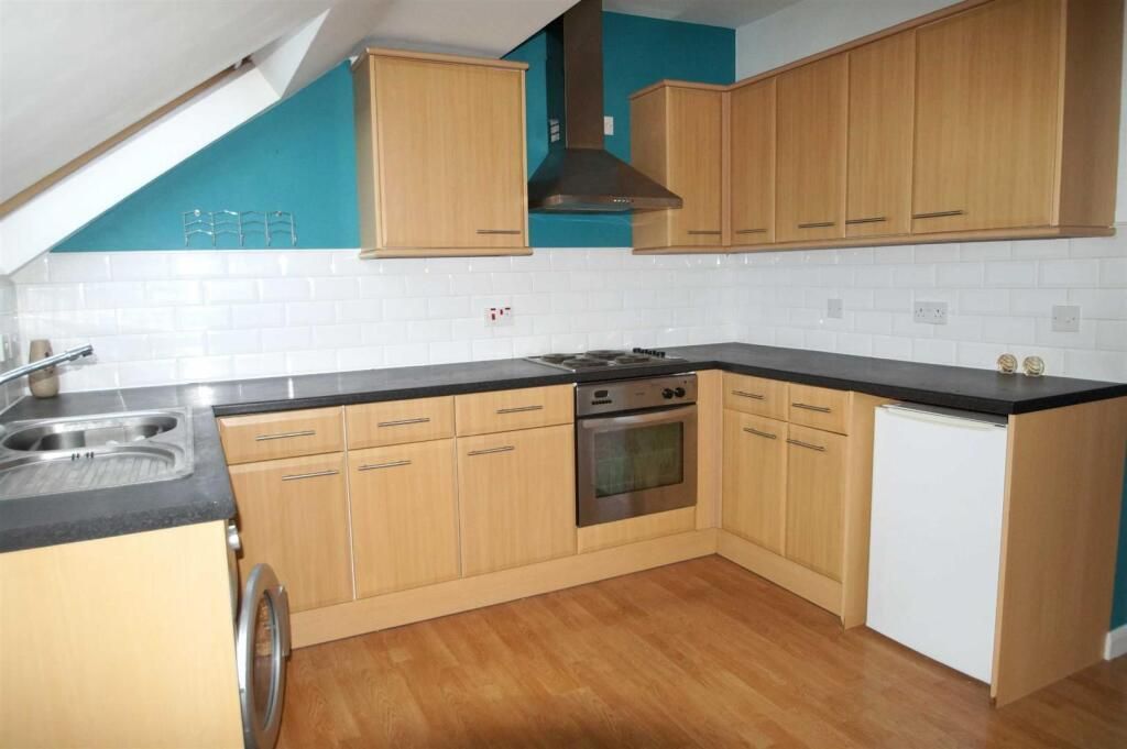 Property photo 2 of 10 Modern Fitted Kitchen