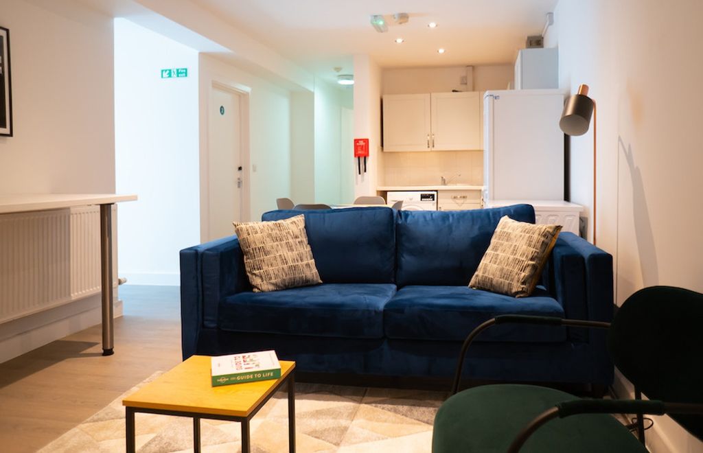 Property photo 1 of 8 A Spacious And Inviting Modern Living Room, Perfec...