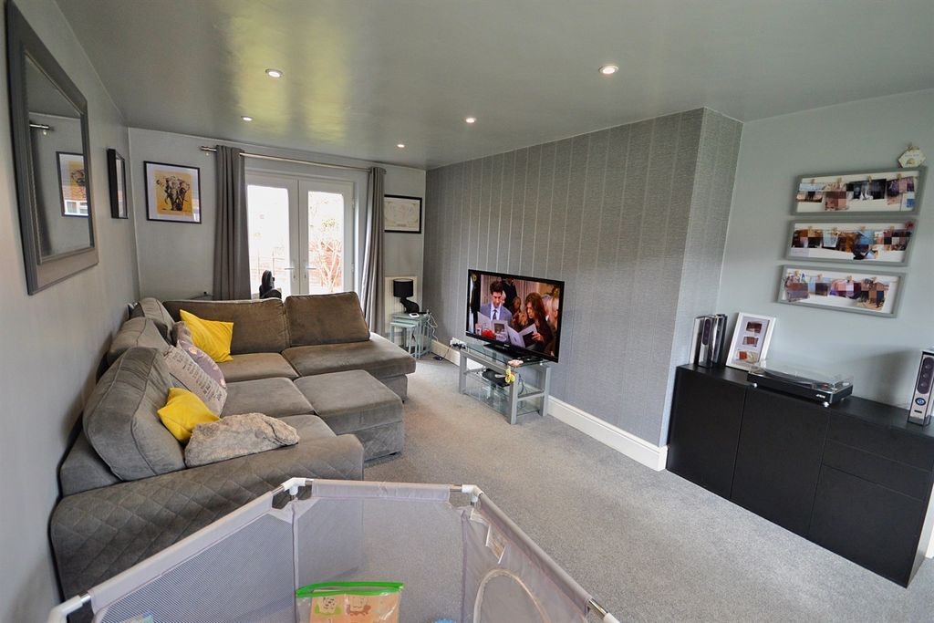 Property photo 3 of 12 Lounge