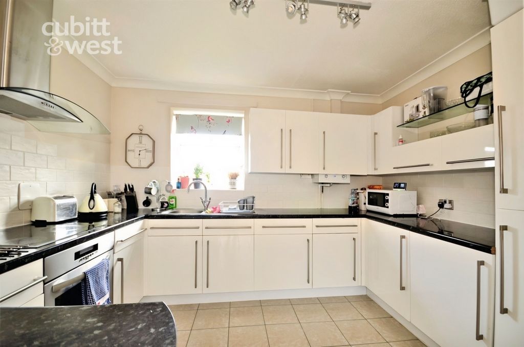 Property photo 3 of 8 Kitchen