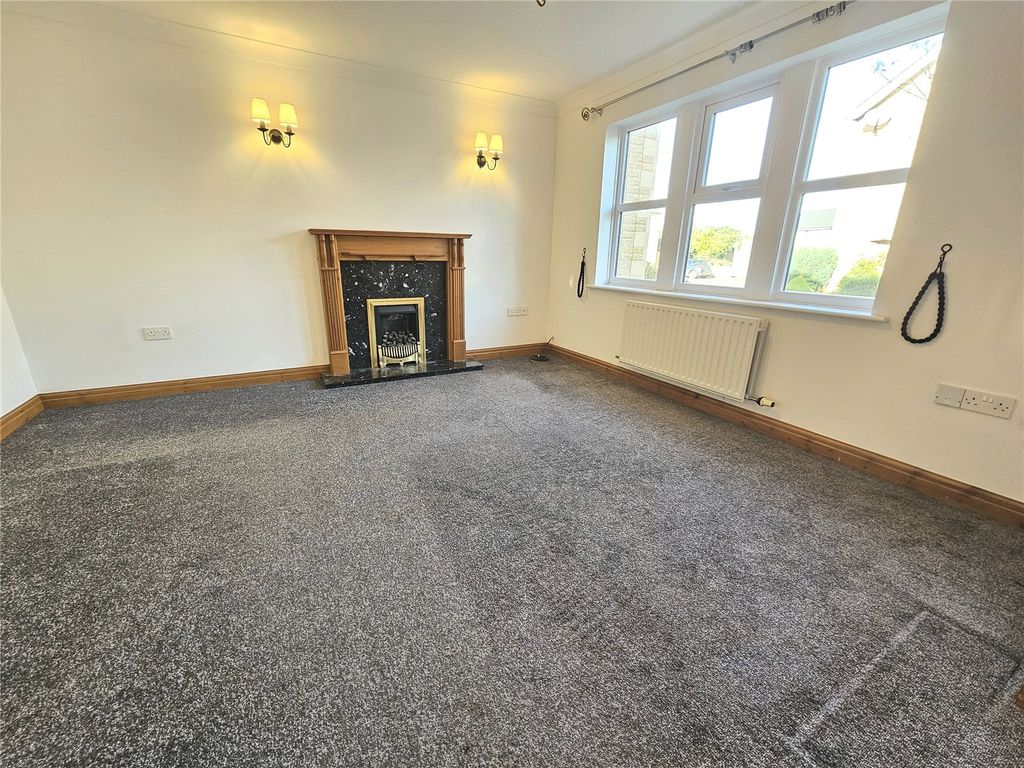 Property photo 3 of 13 Lounge