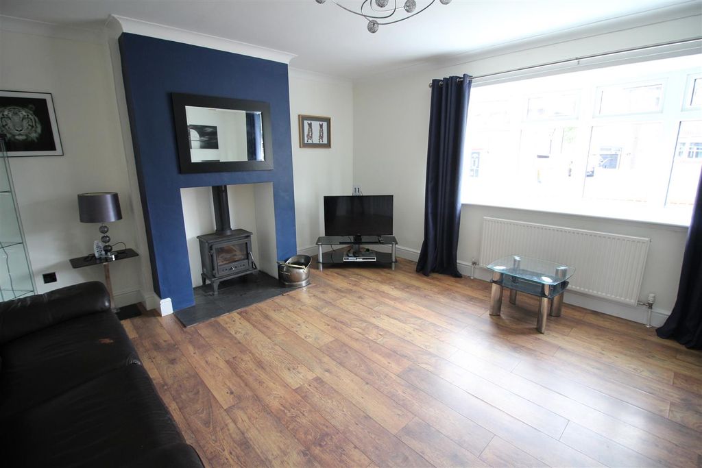 Property photo 3 of 11 Lounge