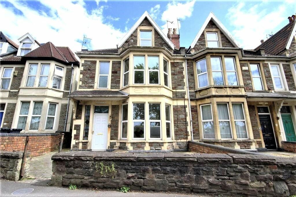 Property photo 1 of 26 Charming Front View Of A Beautifully Designed Terr...
