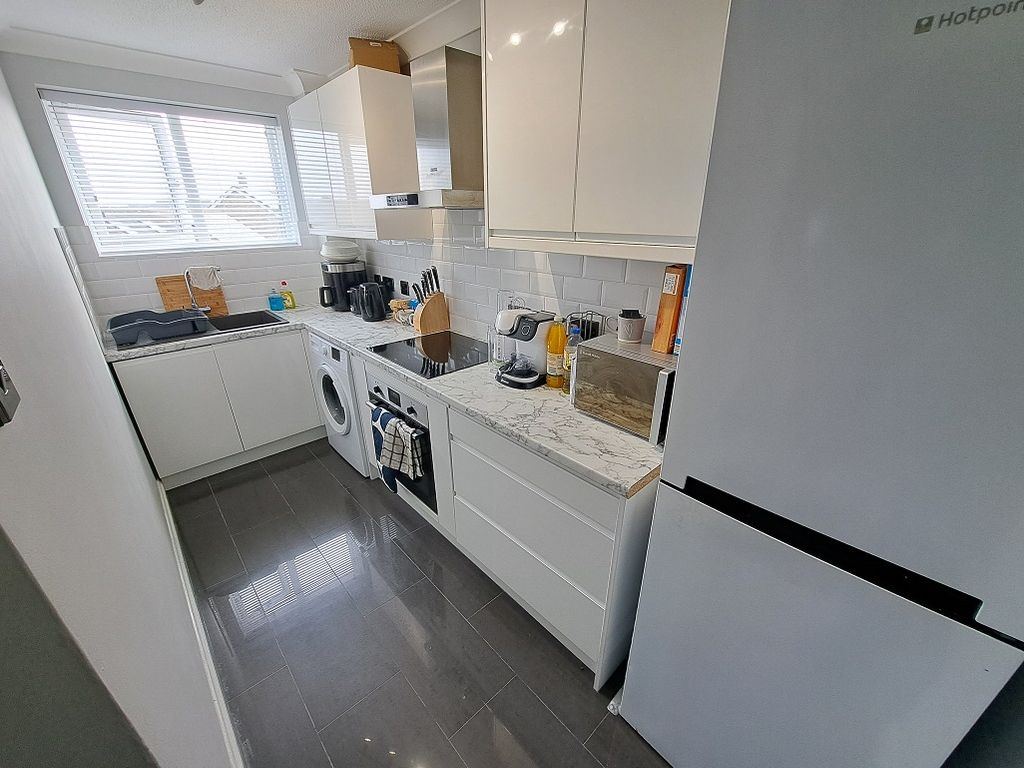 Property photo 3 of 7 Fitted Kitchen
