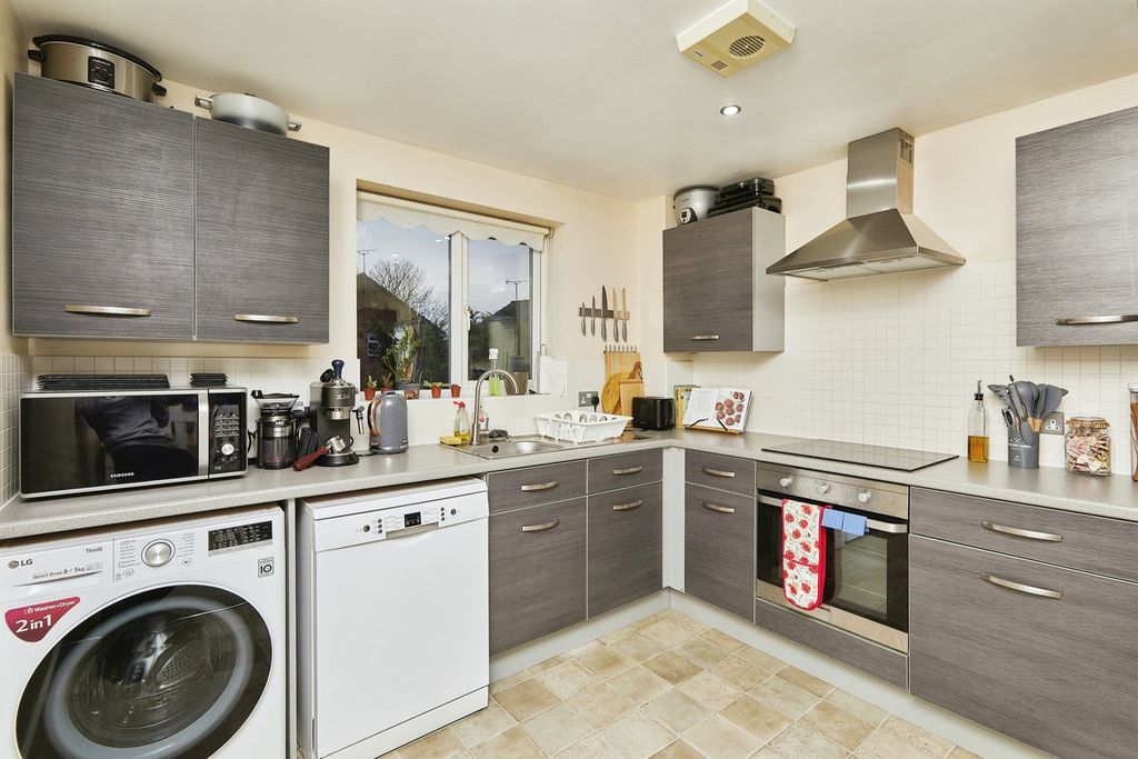 Property photo 2 of 9 Kitchen