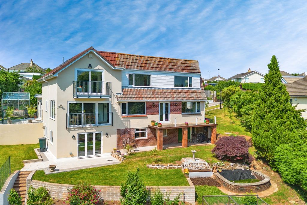 Property photo 1 of 32 Rear Garden