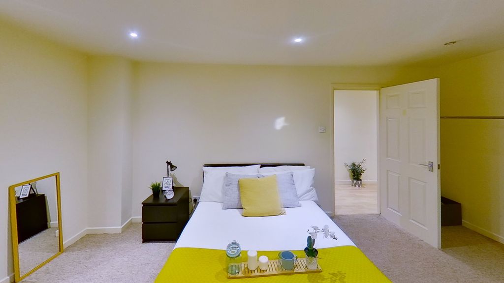 Property photo 2 of 8 Bedroom