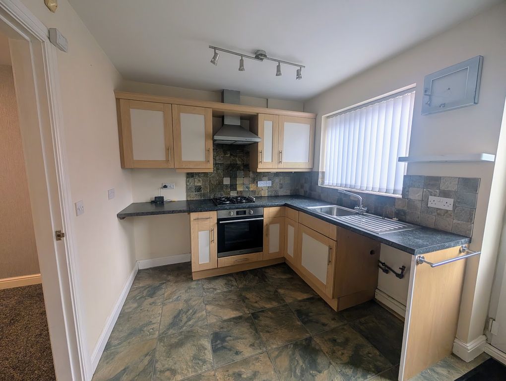 Property photo 3 of 8 Kitchen