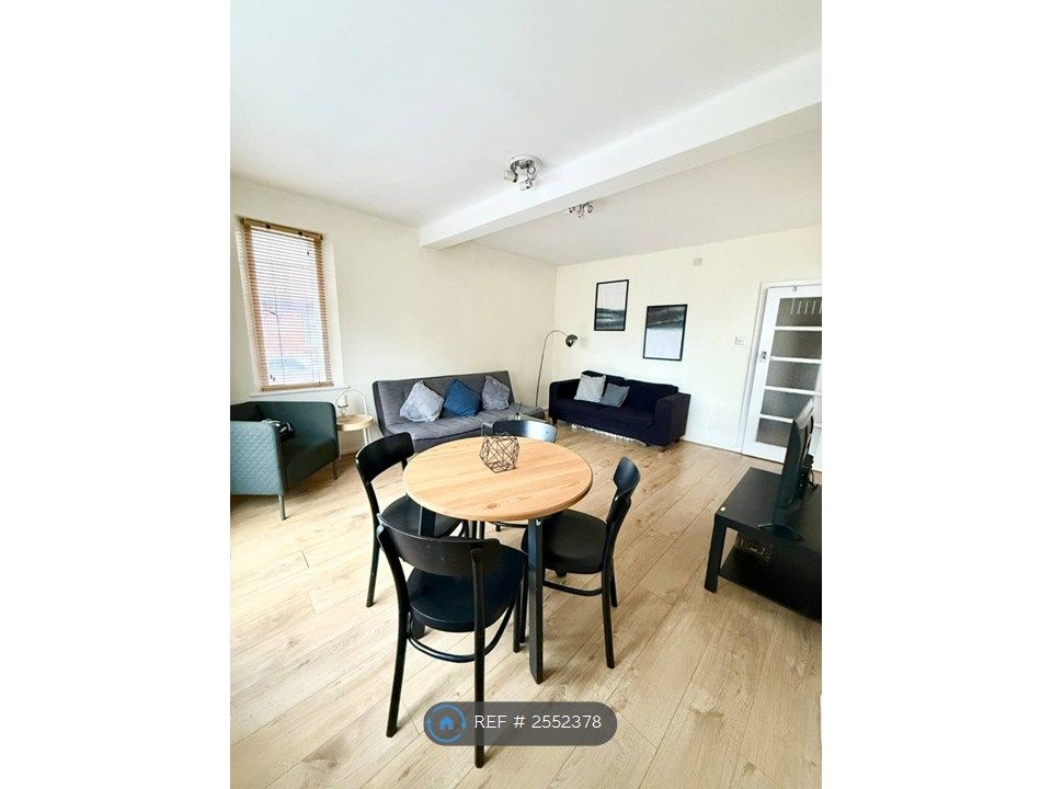 Property photo 1 of 10 Living Room