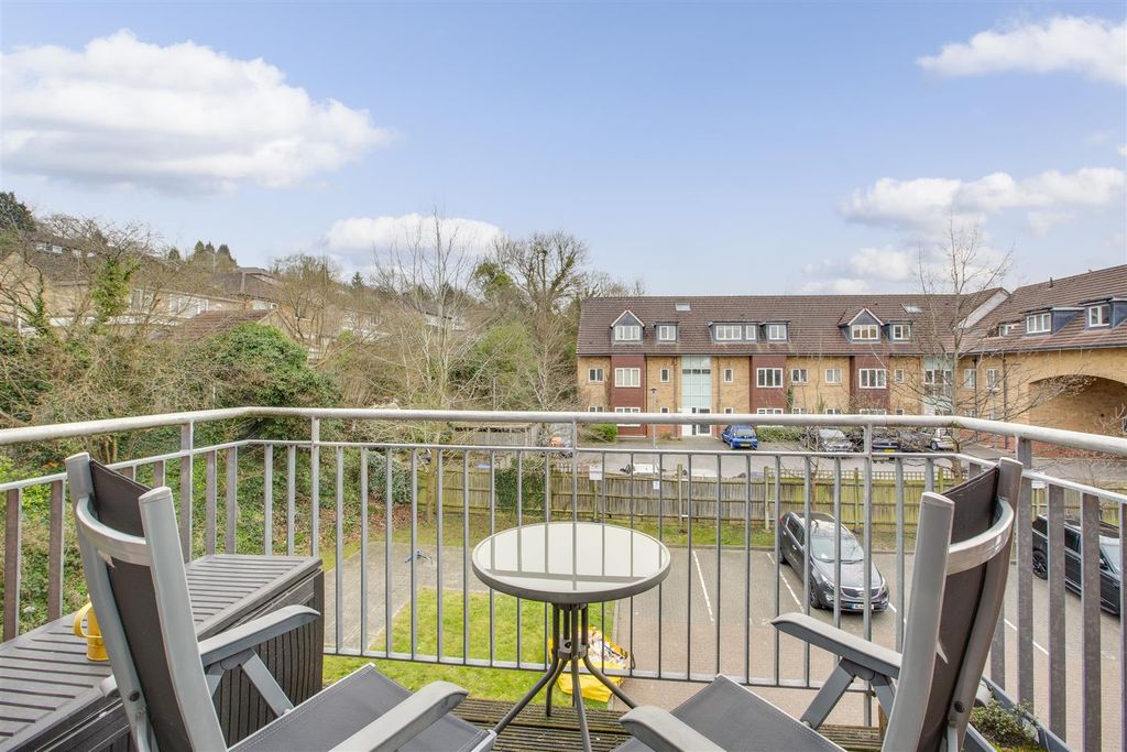 Property photo 1 of 11 21 Greengate, Chairborough Road, Hp12 3Gz-8.Jpg