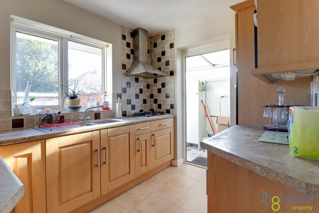 Property photo 3 of 9 Kitchen