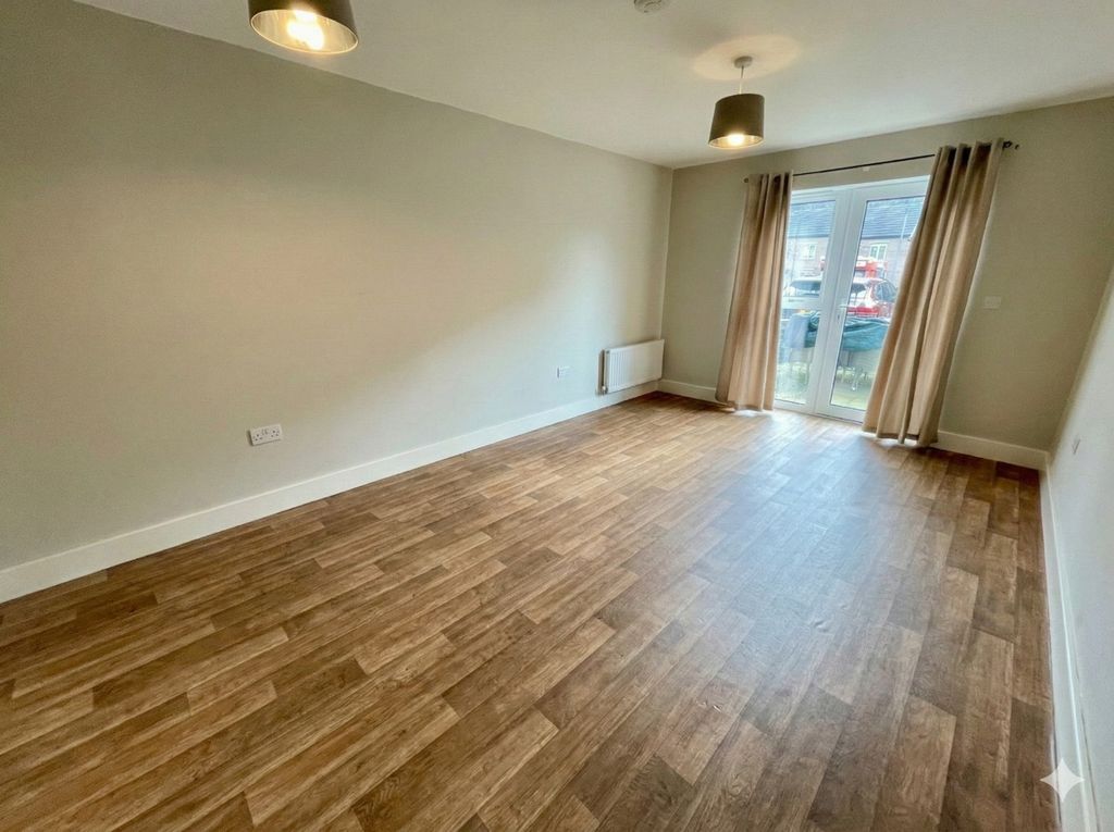 Property photo 3 of 8 4955642