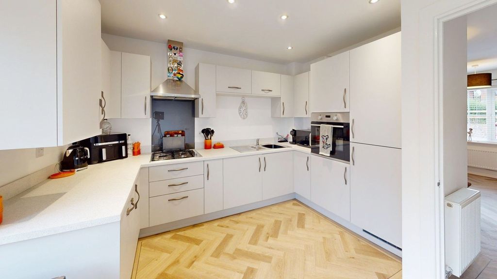 Property photo 3 of 17 Kitchen