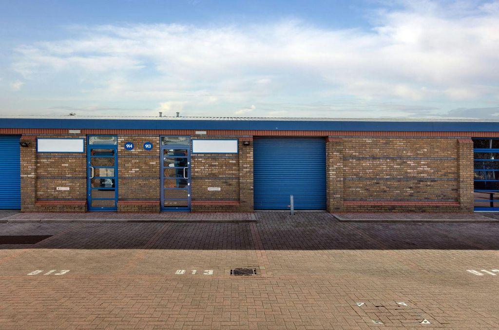 Property photo 1 of 3 913 Yeovil Road 1.Jpg