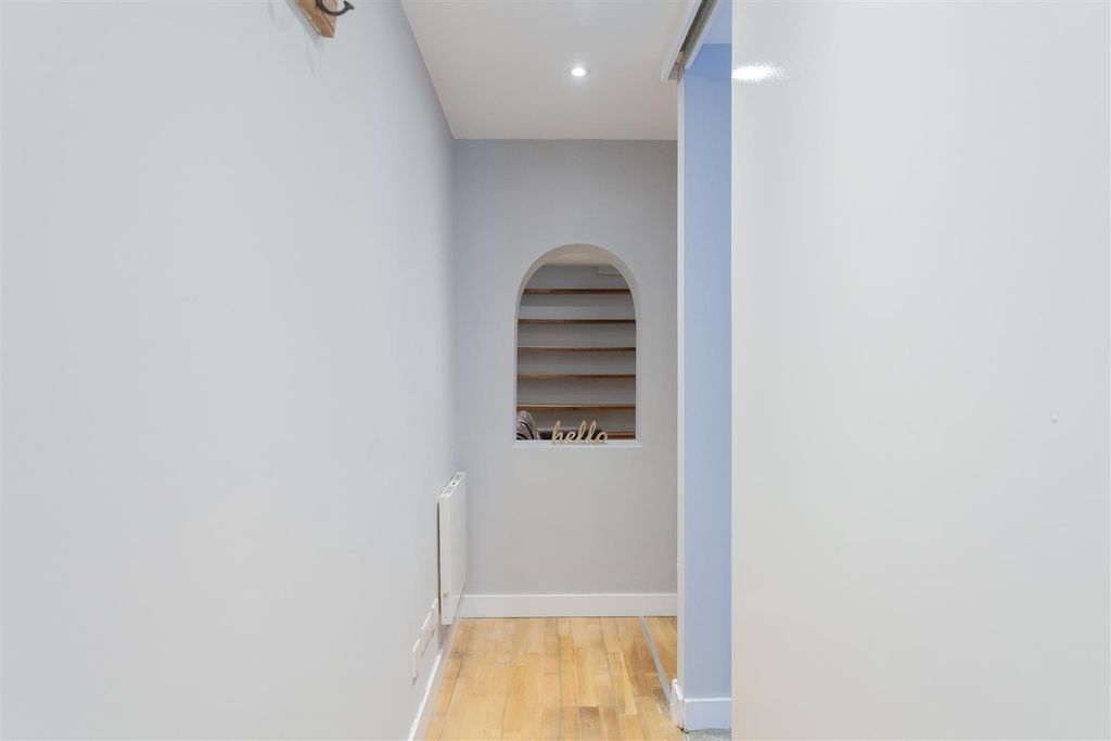 Property photo 3 of 16 Allen Rd N16 (5).Jpg