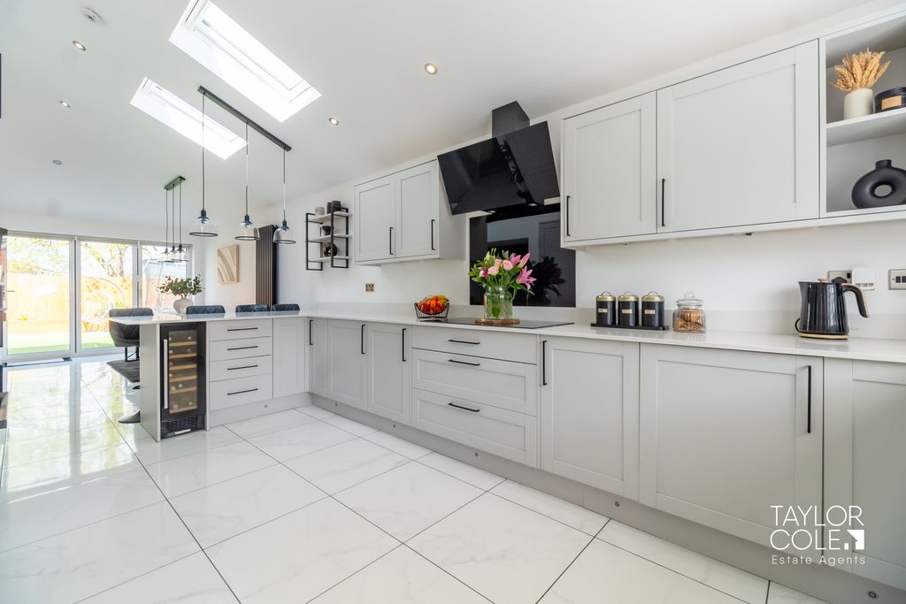 Property photo 2 of 27