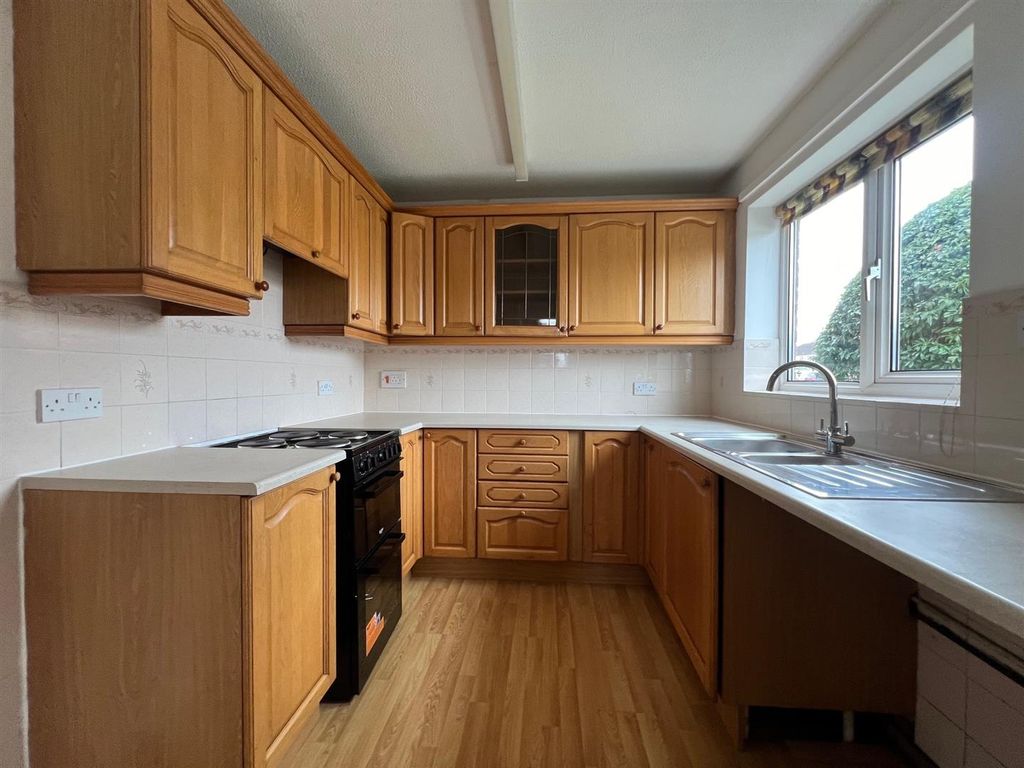 Property photo 3 of 10 Kitchen