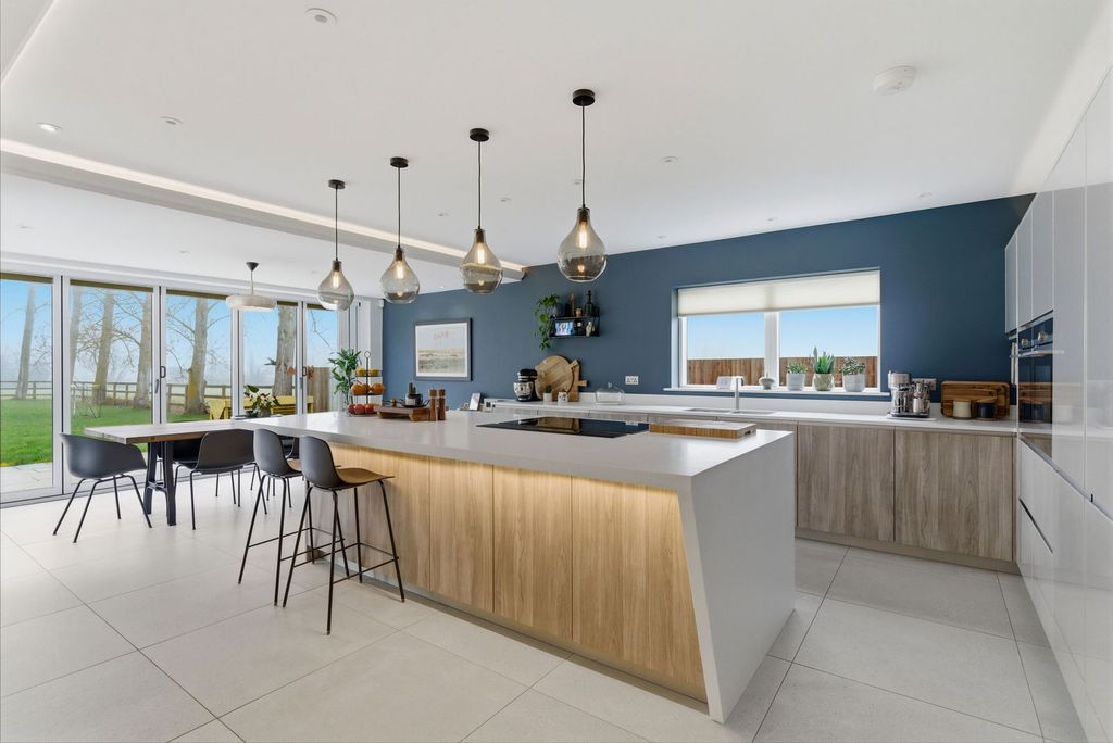 Property photo 3 of 28