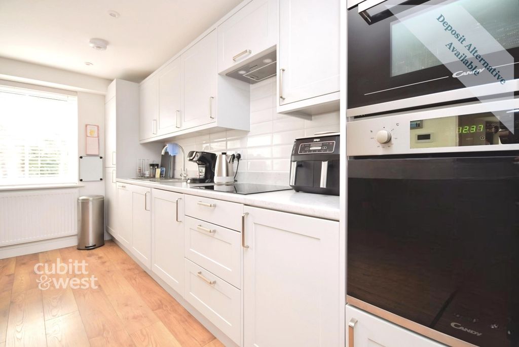 Property photo 3 of 10 Kitchen