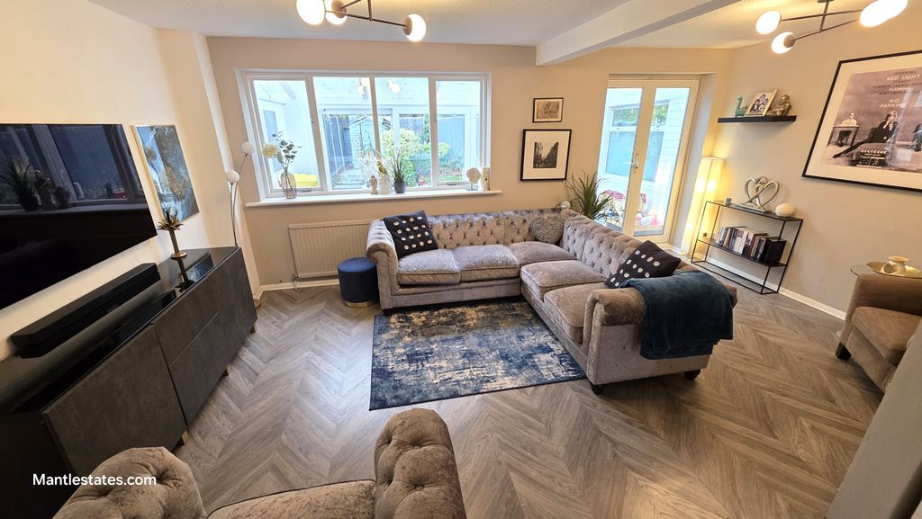 Property photo 3 of 26 Lounge