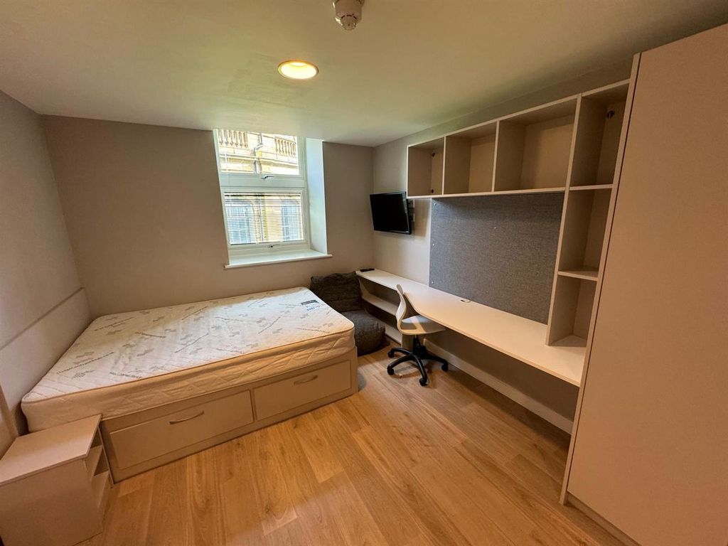 Property photo 2 of 5 Tyne Bridge First Floor Standard Studio Maybe 110