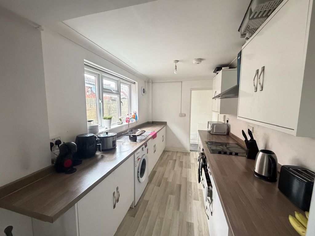 Property photo 1 of 8 Kitchen