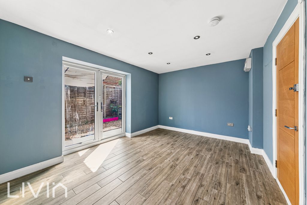 Property photo 2 of 8 1