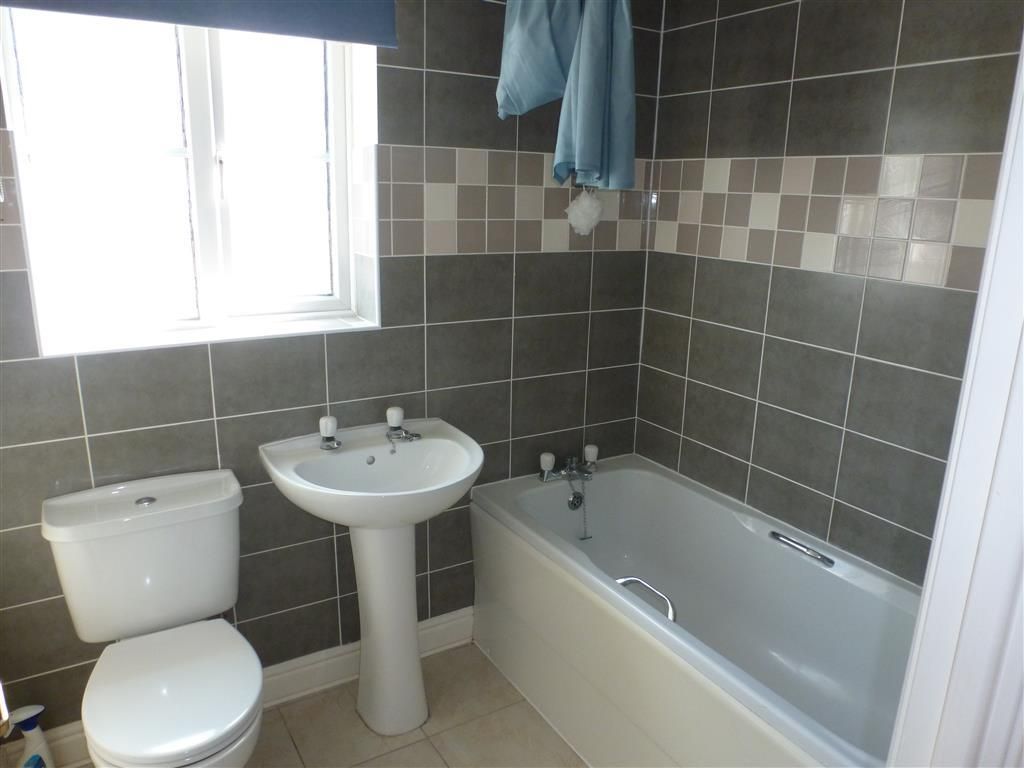 Property photo 3 of 9 Bathroom