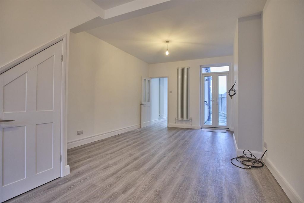 Property photo 2 of 15 Britannia Road 5.Jpg