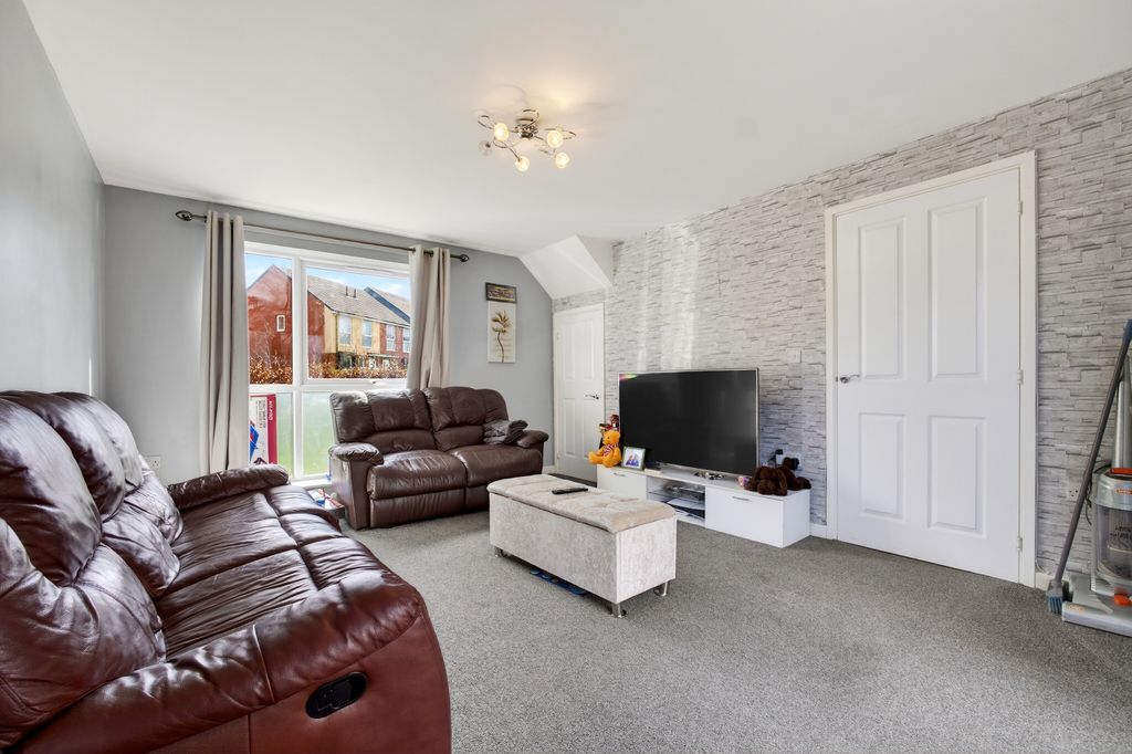 Property photo 2 of 11 Living Room