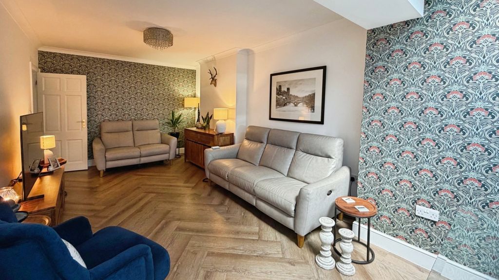 Property photo 2 of 16 Lounge