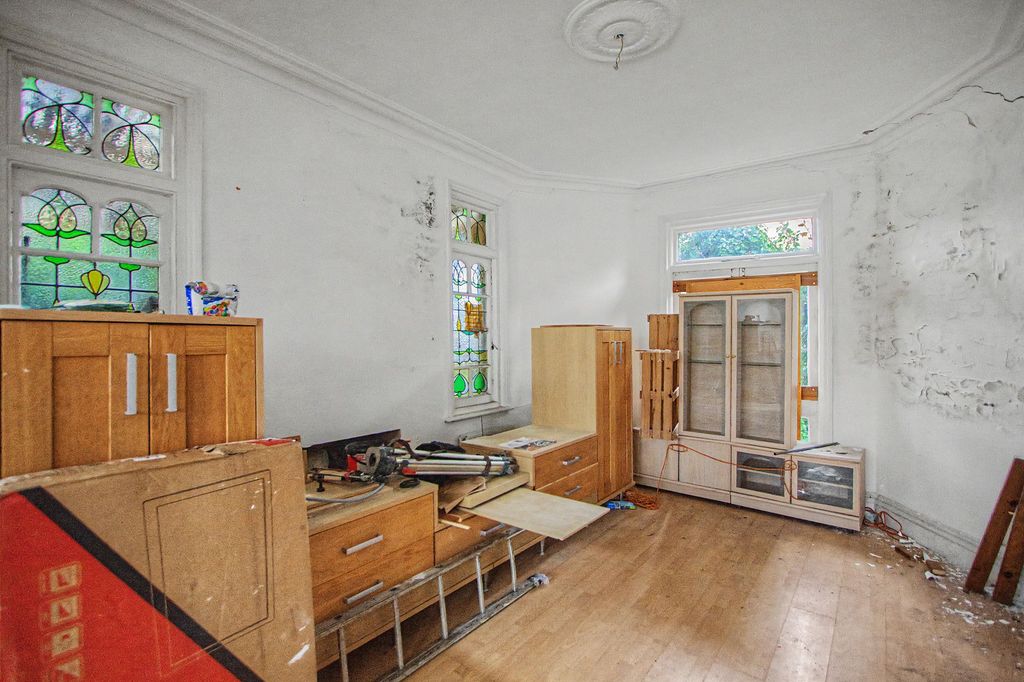 Property photo 3 of 16 17 Netherfield Road, London N12 8Dp