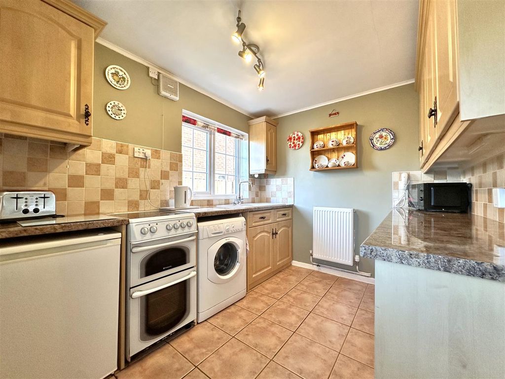 Property photo 2 of 17 Kitchen 895