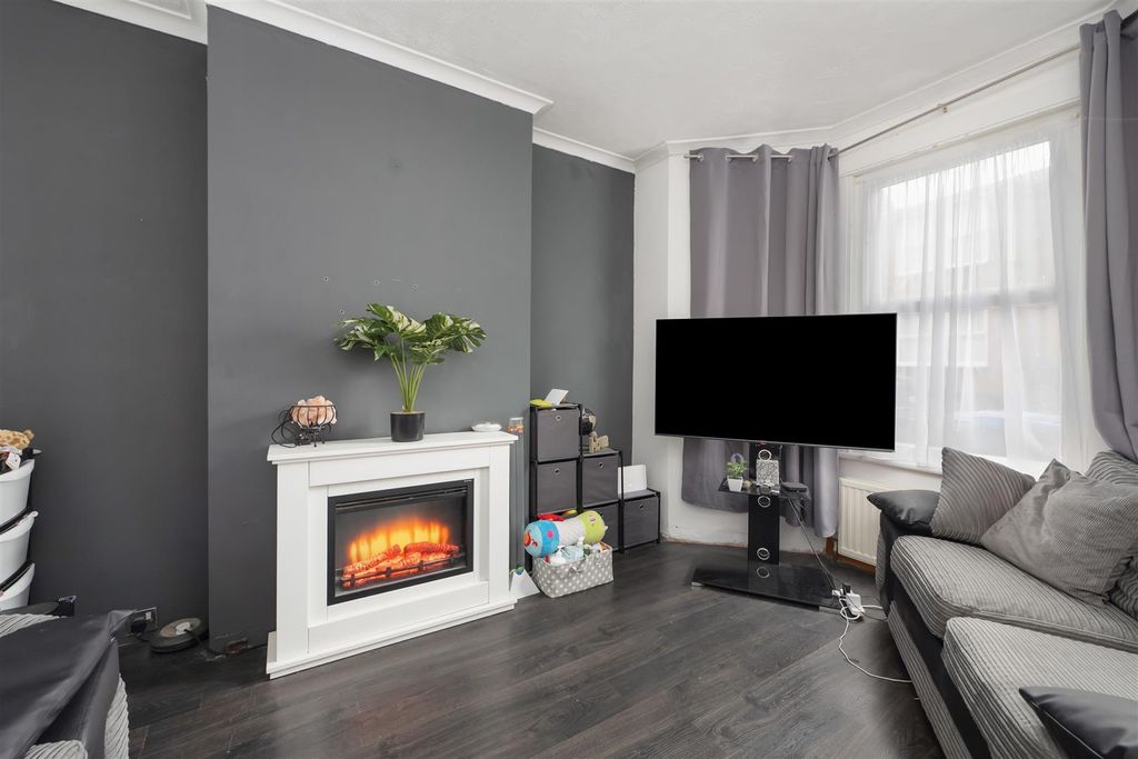 Property photo 2 of 19 Belmont Road, Westgate-On-Sea