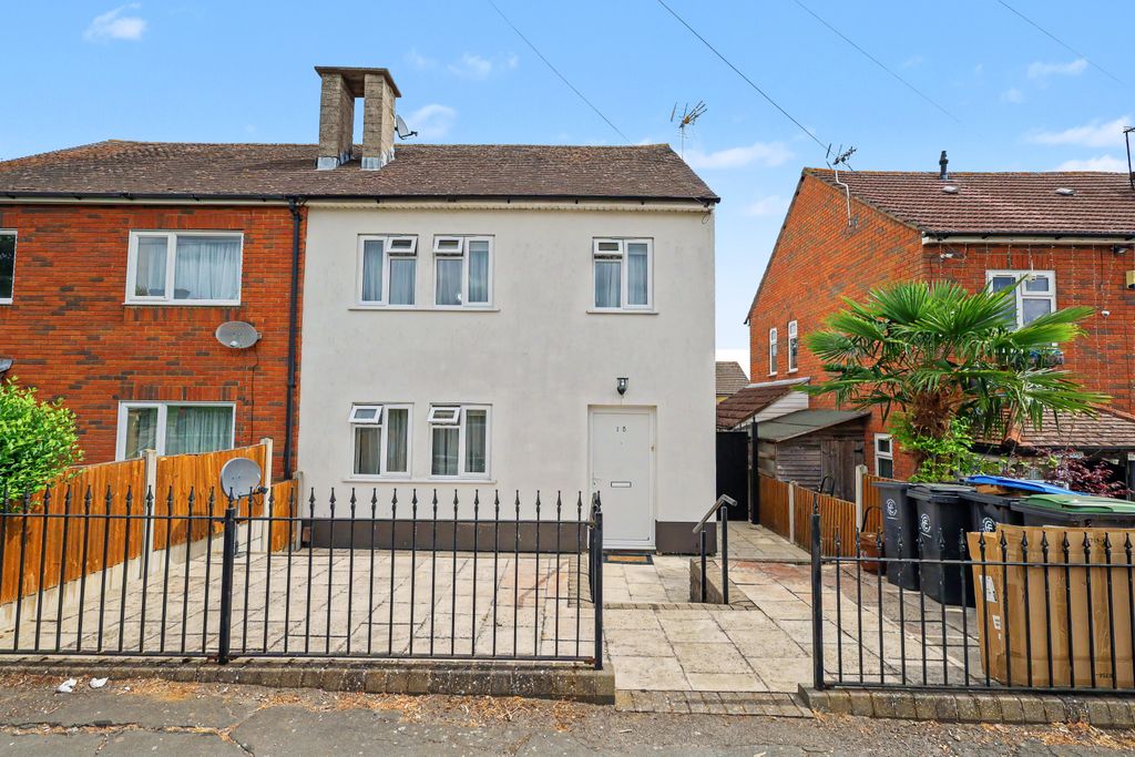Property photo 1 of 12 15 Jessel Drive, Loughton, Essex, Ig10 2Ex