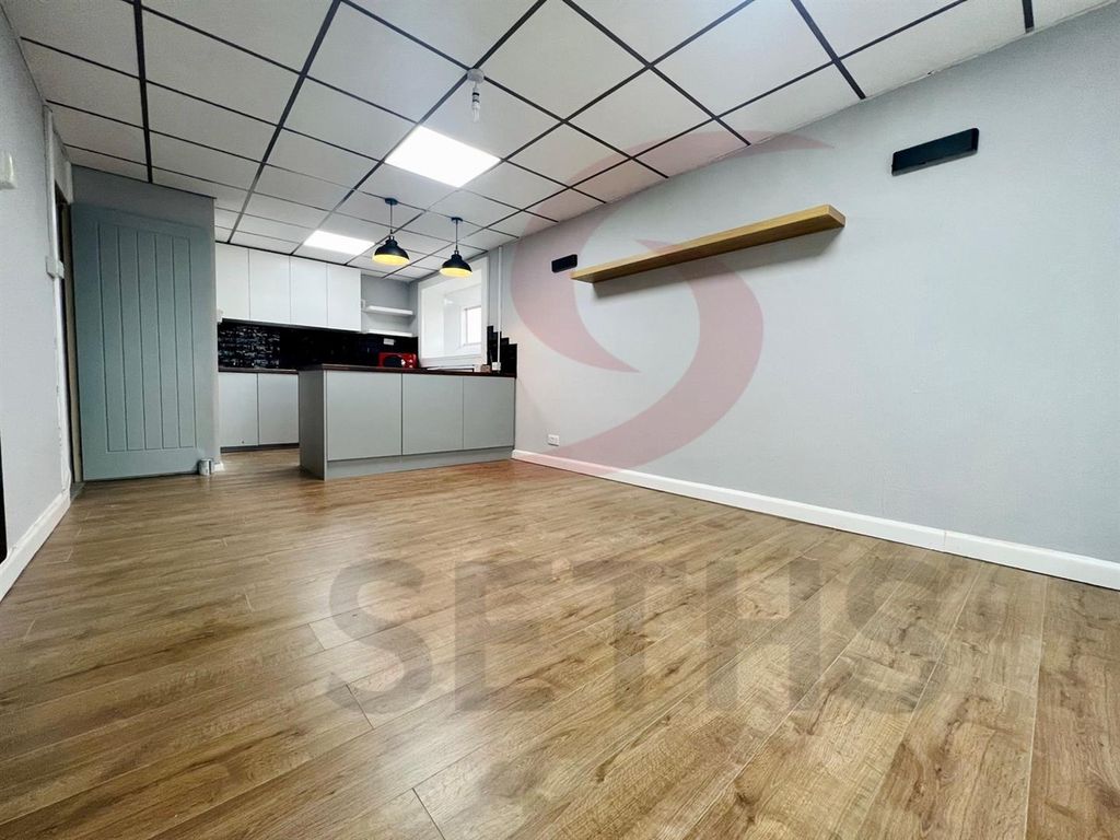 Property photo 3 of 7 Kitchen Lounge