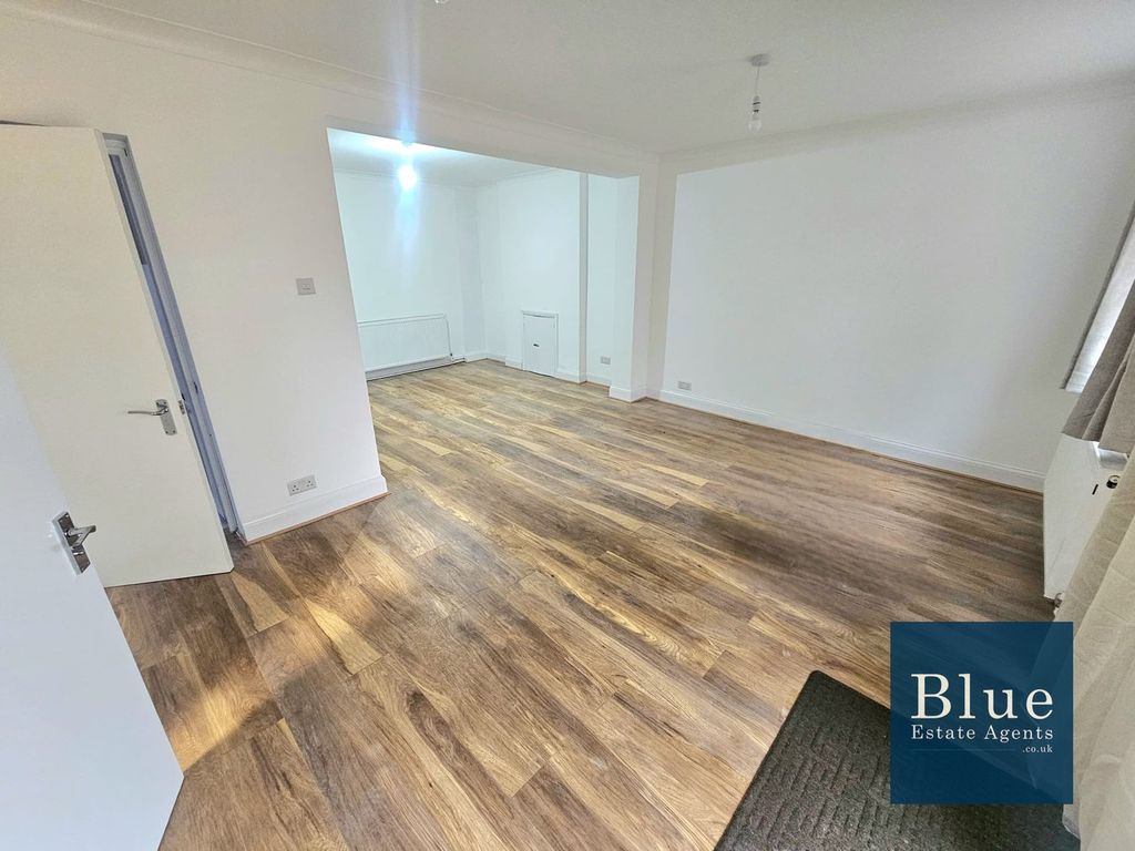 Property photo 3 of 13 Lounge