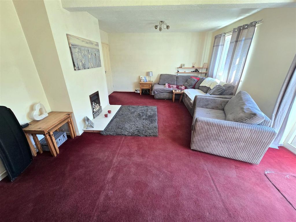 Property photo 3 of 11 Lounge