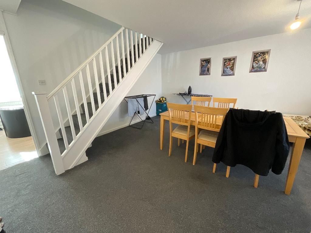 Property photo 2 of 14 Living Room 15'6 x 15'
