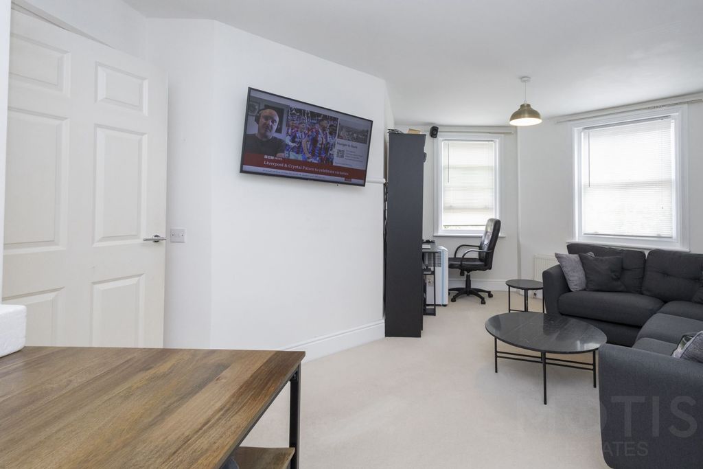 Property photo 2 of 12 Photo 7