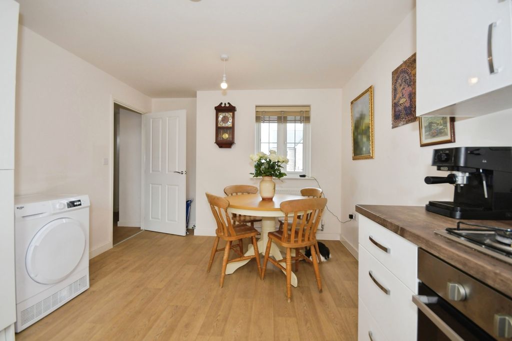 Property photo 3 of 25 Kitchen