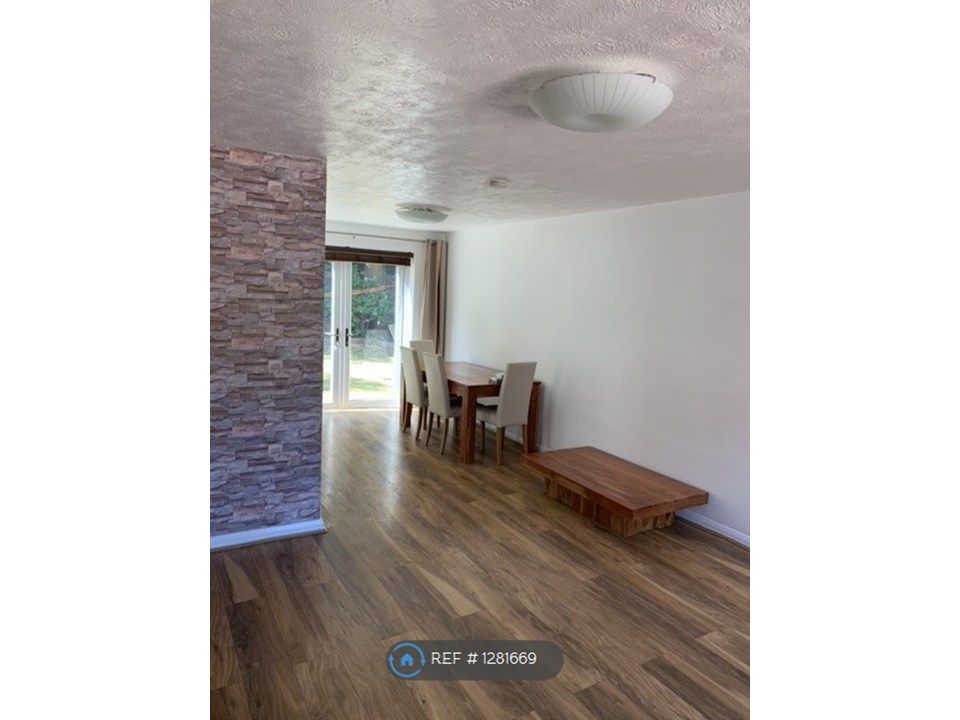 Property photo 3 of 19 Lounge 1