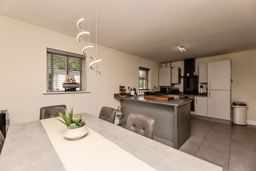 Property photo 3 of 30 Pbox-Img.Jpg
