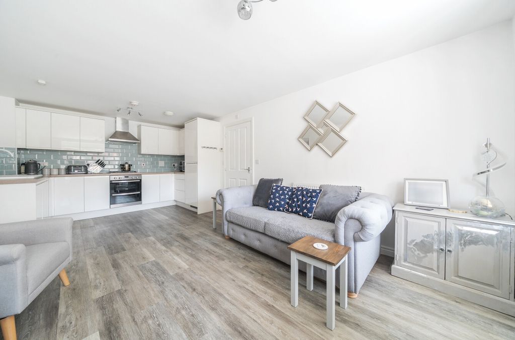 Property photo 2 of 14 1483243-11-6A3E81...