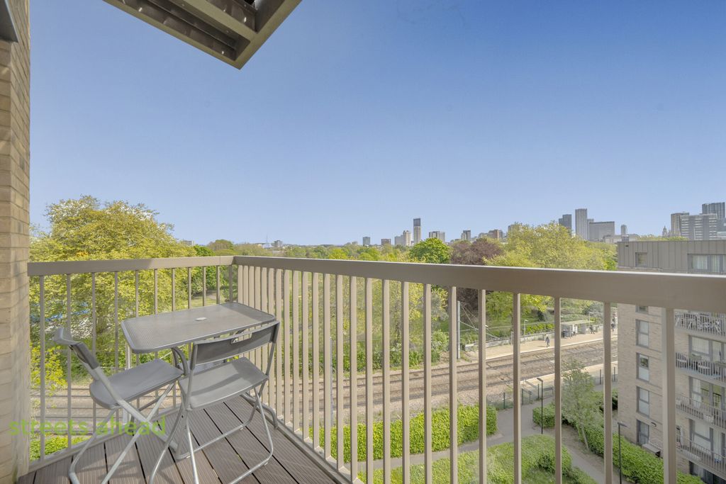 Property photo 2 of 18 Fc141183-5c9A-4E7...