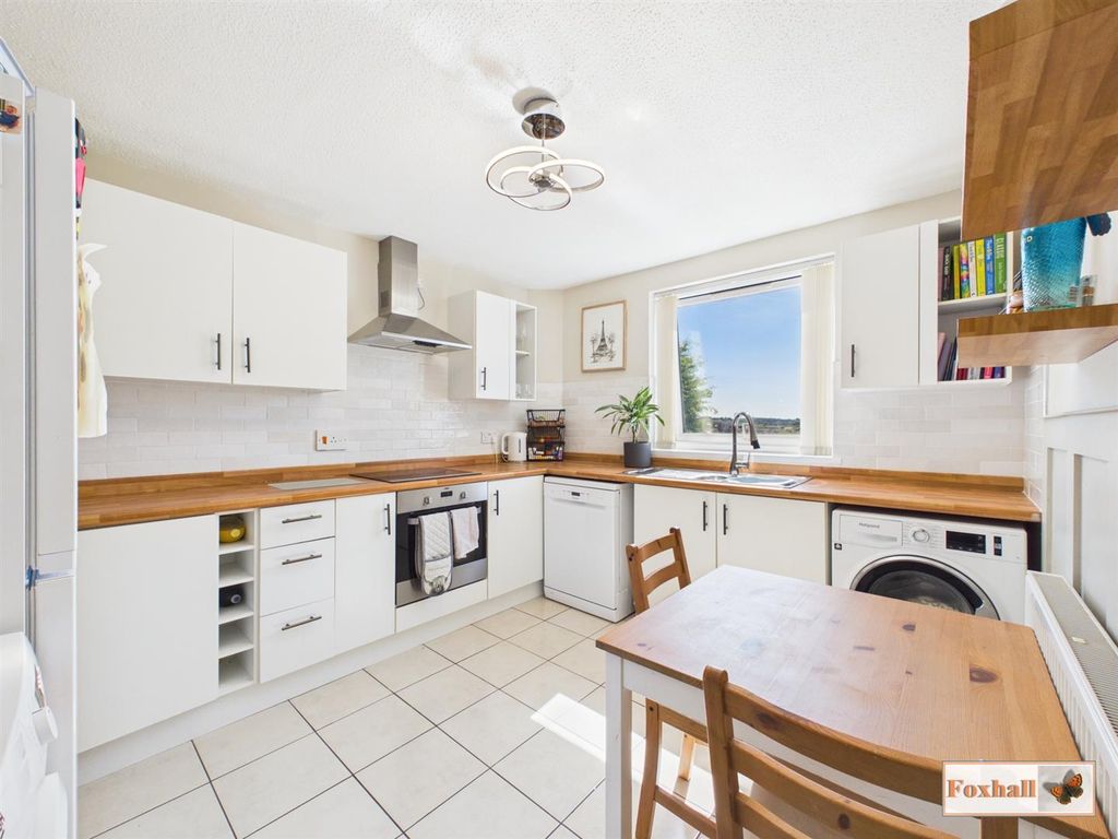 Property photo 3 of 17 Kitchen