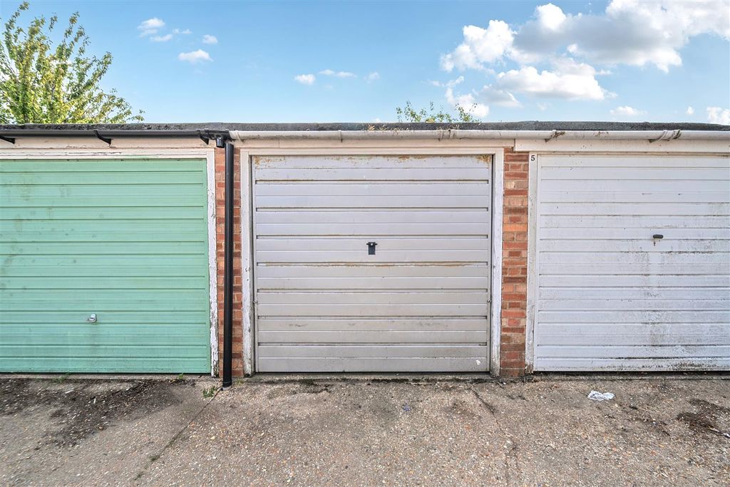 Property photo 3 of 20 Garage