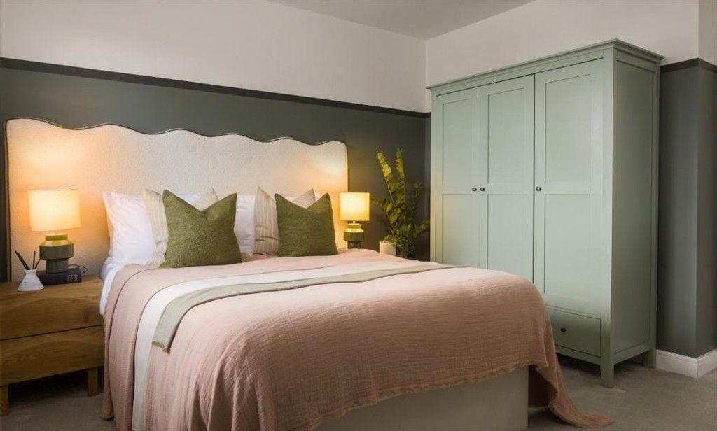 Property photo 1 of 8 Bedroom & En-Suite