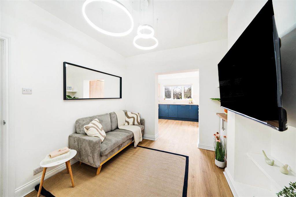 Property photo 3 of 6 Lounge